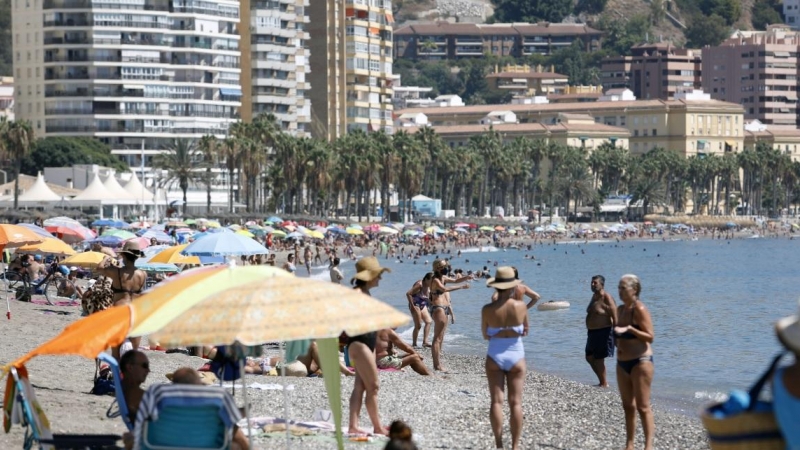 Bañistas disfrutan de la playa de La Malagueta, Málaga. Álex Zea / Europa Press