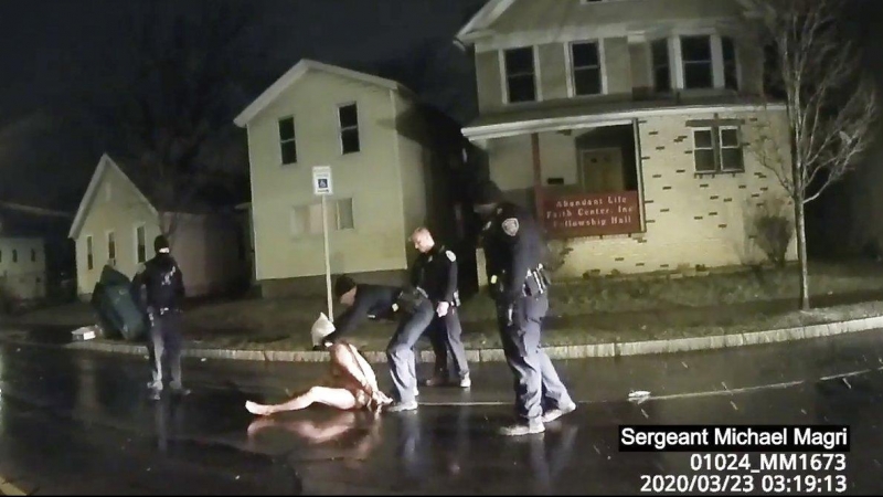 Momento en la que los policías le colocan una capucha en la cabeza a Daniel Prude, a quien le presionaran el rostro contra el pavimento durante dos minutos y falleció. / ROCHESTER POLICE