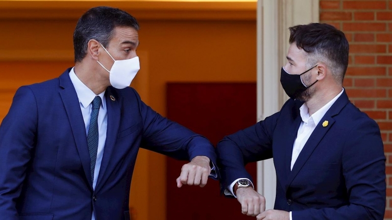 -FOTODELDÍA-MADRID, 03/09/2020.- El presidente del Gobierno, Pedro Sánchez, recibe al portavoz de ERC, Gabriel Rufián (d), este jueves en el Palacio en La Moncloa, en el marco de la ronda de contactos que el jefe del Ejecutivo inició ayer con las diferent