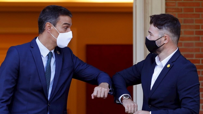 -FOTODELDÍA-MADRID, 03/09/2020.- El presidente del Gobierno, Pedro Sánchez, recibe al portavoz de ERC, Gabriel Rufián (d), este jueves en el Palacio en La Moncloa, en el marco de la ronda de contactos que el jefe del Ejecutivo inició ayer con las diferent