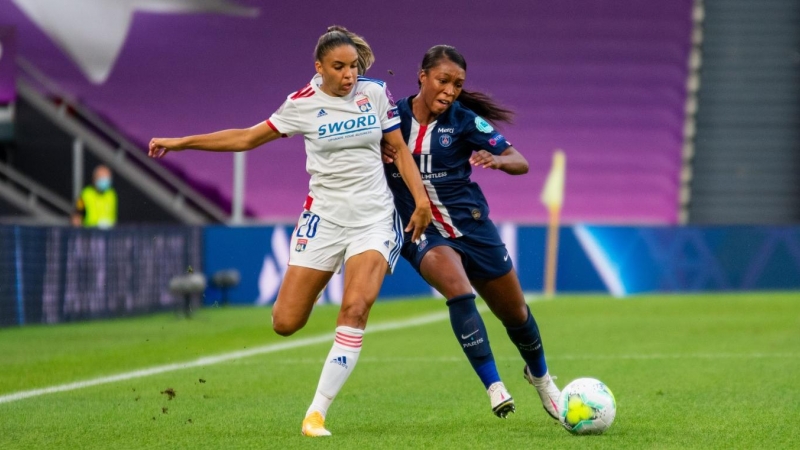 Delphine Cascarino del Olympique Lyonnais y Grace Geyoro del Paris Saint Germain luchan por el balón durante la UEFA Women's Champions League. /Europa Press