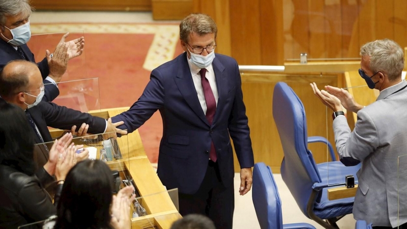 El presidente de la Xunta, Alberto Núñez Feijóo (c), es felicitado por los miembros del grupo popular al ser proclamado presidente tras la votación en el pleno de investidura, hoy jueves en el Parlamento gallego, en Santiago de Compostela. EFE/lavandeira