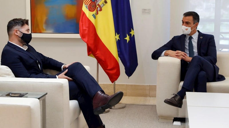 El presidente del Gobierno, Pedro Sánchez, durante su reunión con el portavoz de ERC, Gabriel Rufián, en el Palacio en La Moncloa. EFE/J.J. Guillén