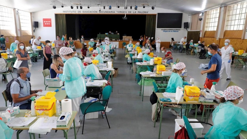 Imagen facilitada por la Comunidad de Madrid que ha realizado este jueves cerca de 12.000 pruebas Covid-19 al personal de los centros docentes. /EFE