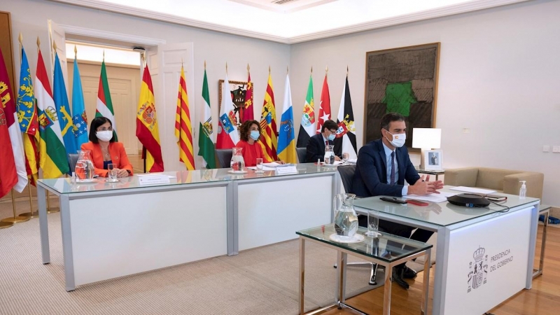 El presidente del Gobierno, Pedro Sánchez (d), durante la reunión con la Conferencia de Presidentes Autonómicos en la que pedirá a las comunidades un compromiso para que los centros escolares sean espacios seguros. EFE/Pool Moncloa/Borja Puig