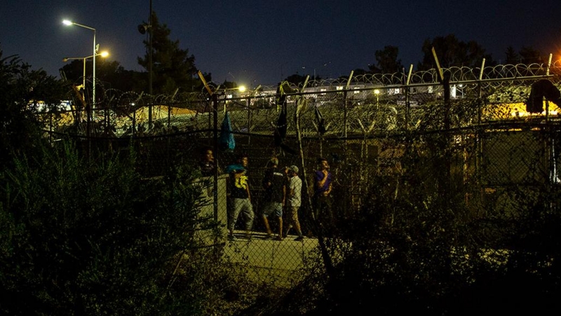 Varios migrantes caminan por el campo de refugiados de Moria, en la isla de Lesbos, el 23 de agosto de 2020. Ahora está cerrado tras detectarse el primer caso de coronavirus- ANGELOS TZORTZINIS / AFP