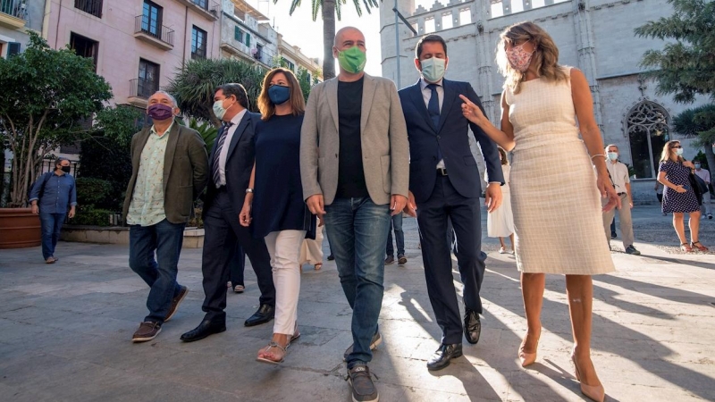 La ministra de Trabajo y Economía Social, Yolanda Díaz (d), el ministro de Inclusión, Seguridad Social y Migraciones, José Luis Escrivá (2i), la presidenta de Baleares, Francina Armengol (3i) y los secretarios generales de UGT, Pepe Álvarez (i) y de CCOO,