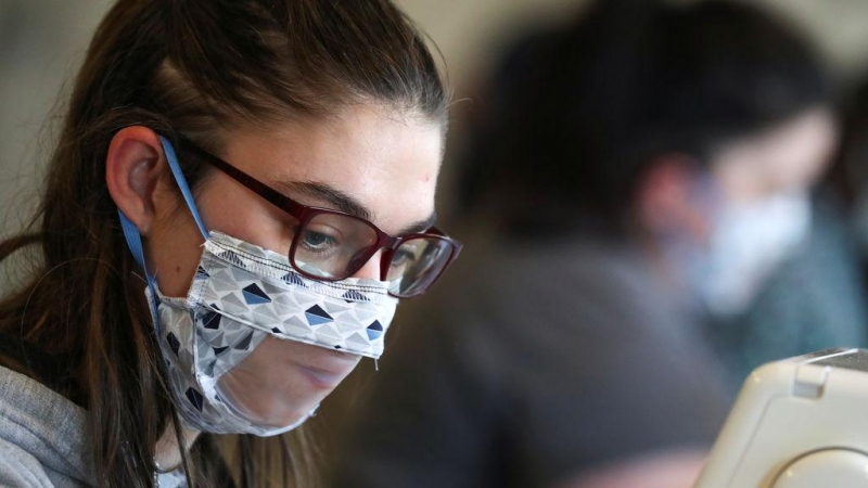 Las mascarillas transparentes favorecen la comunicación de leer los labios / EFE