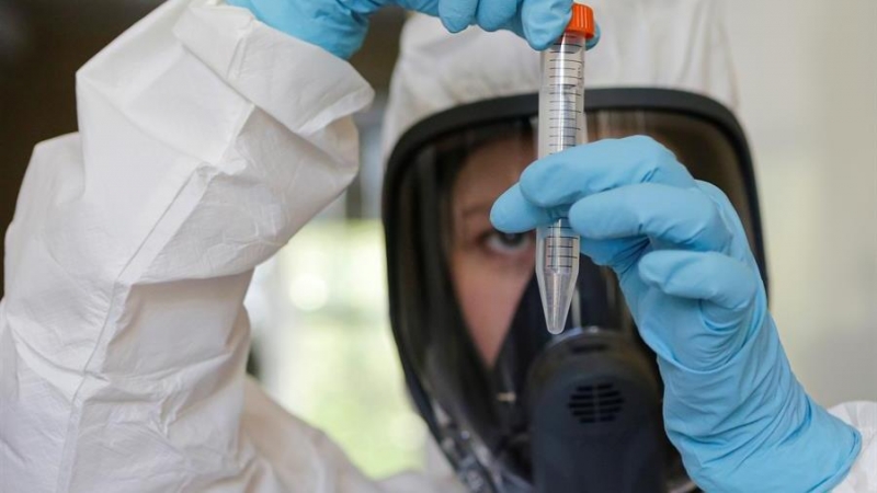 Foto facilitada de un científico del Centro Nacional de Epidemiología y Microbiología mientras trabaja en la producción de una nueva vacuna para luchar contra el COVID-19 en Moscú. EFE/Archivo