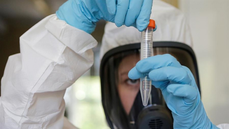 Foto facilitada de un científico del Centro Nacional de Epidemiología y Microbiología mientras trabaja en la producción de una nueva vacuna para luchar contra el COVID-19 en Moscú. EFE/Archivo