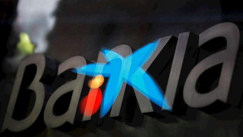 Fotografía de multiexposición que muestra los logotipos de Bankia y CaixaBank, que han anunciado que estudian su fusión. EFE/Juan Carlos Hidalgo