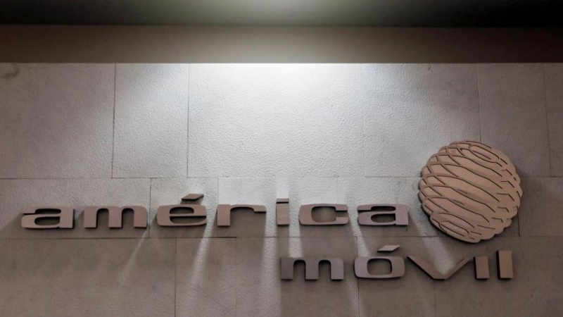 El logo de América Móvil en sus oficinas en Ciudad de México. REUTERS