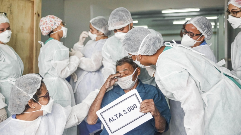 Celebración del alta número 3.000 en los hospitales de campaña de Recife (estado de Pernambuco, Brasil). ANDRÉA RÊGO BARROS/