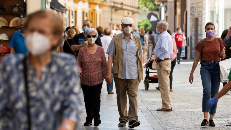 Imagen de viandantes con mascarillas por la calle Tetuán de Sevilla. EFE/Raúl Caro/Archivo