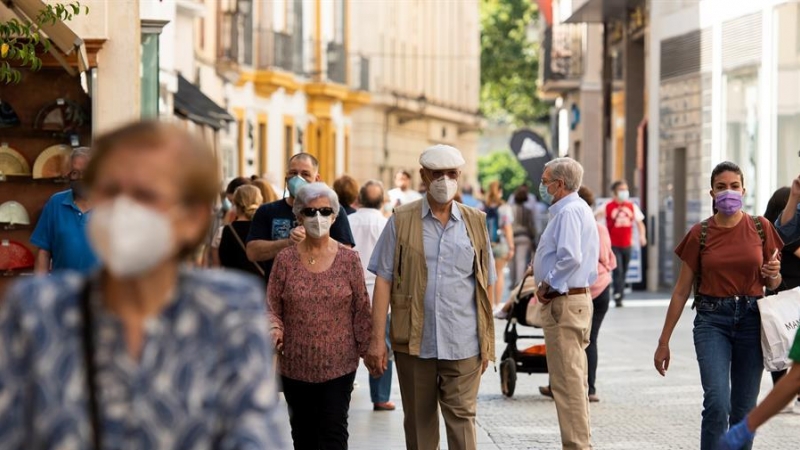Imagen de viandantes con mascarillas por la calle Tetuán de Sevilla. EFE/Raúl Caro/Archivo