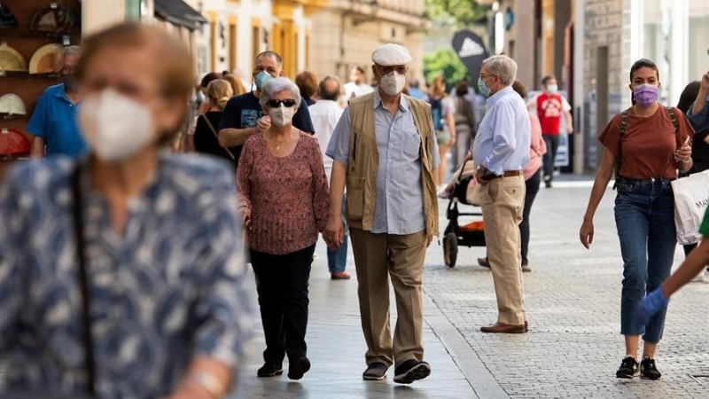 Imagen de viandantes con mascarillas por la calle Tetuán de Sevilla. EFE/Raúl Caro/Archivo