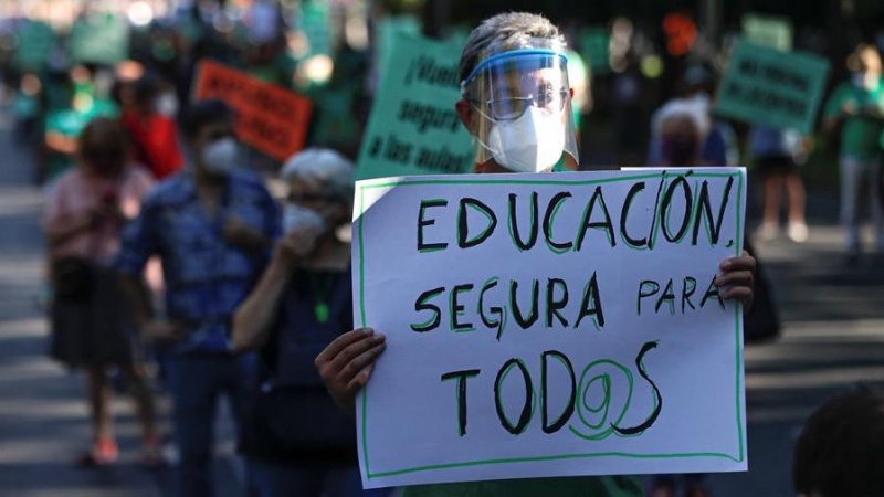 Manifestación convocada por la Marea Verde de Madrid frente a la Consejería de Educación para exigir una vuelta 'segura' a las aulas 'cien por cien presencial' y un Plan de Rescate nacional para la educación pública. EFE/Emilio Naranjo