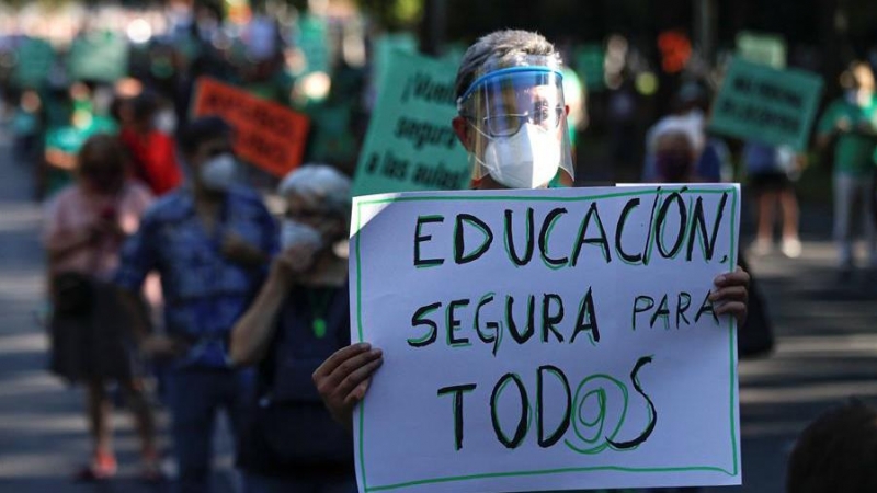 Manifestación convocada por la Marea Verde de Madrid frente a la Consejería de Educación para exigir una vuelta 'segura' a las aulas 'cien por cien presencial' y un Plan de Rescate nacional para la educación pública. EFE/Emilio Naranjo