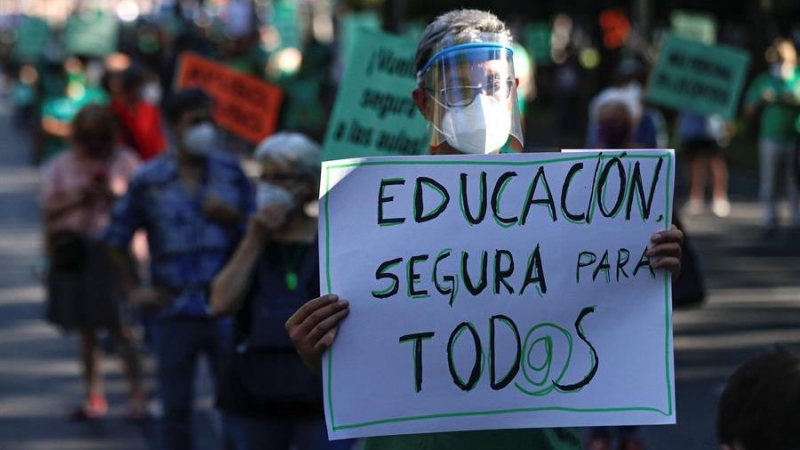 Manifestación convocada por la Marea Verde de Madrid frente a la Consejería de Educación para exigir una vuelta 'segura' a las aulas 'cien por cien presencial' y un Plan de Rescate nacional para la educación pública. EFE/Emilio Naranjo