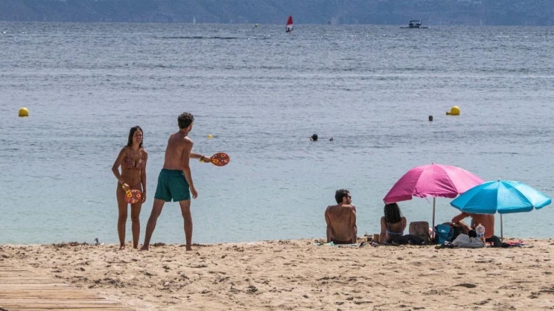 Varias personas en la playa / EFE