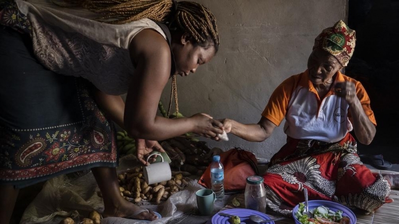 Joaneta Nguinha, presidenta de la Asociación de Mujeres Campesinas 7 de abril, prepara la comida para ella y su marido enfermo en su casa de Marracuene (Mozambique) al llegar a casa tras finalizar el trabajo en el campo. JUDITH PRAT