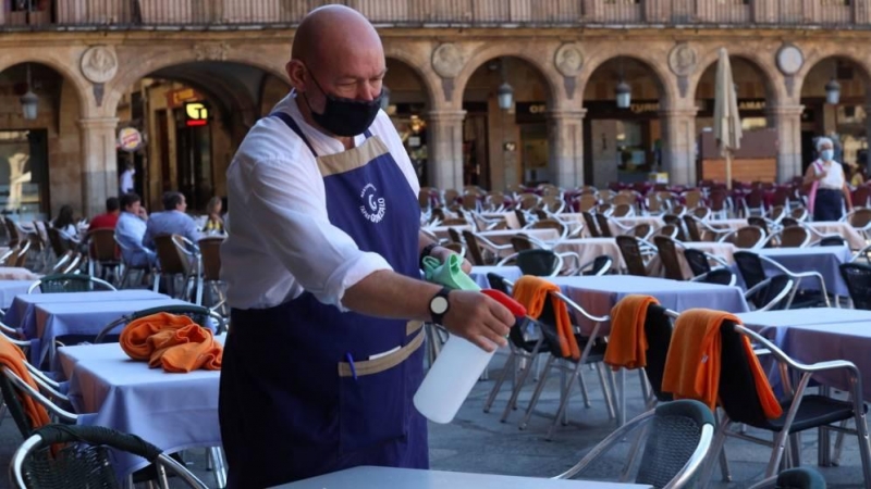 Un camarero trabaja en la terraza de un restaurante /EFE