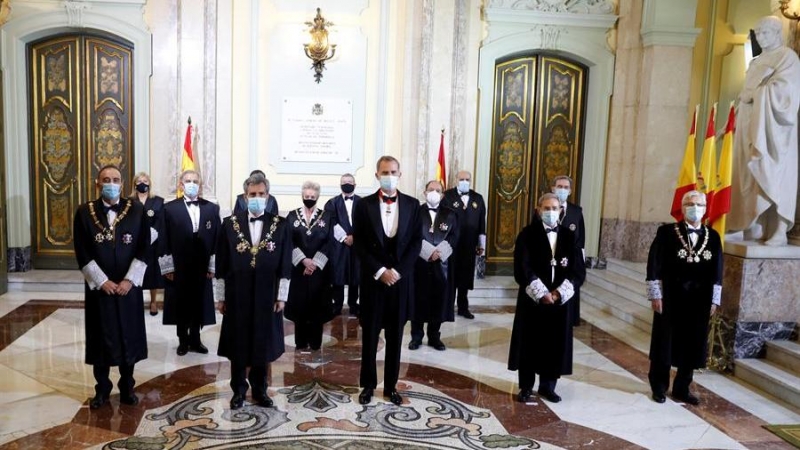 Felipe VI y el presidente del Consejo General del Poder Judicial (CGPJ), Carlos Lesmes, posan antes de inaugurar el año judicial en una ceremonia celebrada este lunes en el Salón de Plenos del Tribunal Supremo, en Madrid. EFE/ J.j. Guillén