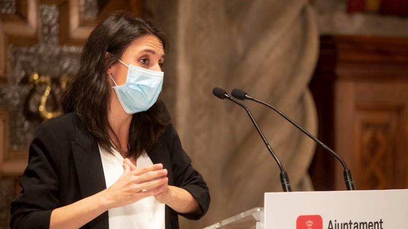 GRAFCAT1209. BARCELONA, 07/09/2020.- La ministra de Igualdad, Irene Montero, este lunes en el Ayuntamiento de Barcelona donde se ha reunido con la alcaldesa Ada Colau para abordar cuestiones sobre la equidad de género, tras visitar el servicio municipal d