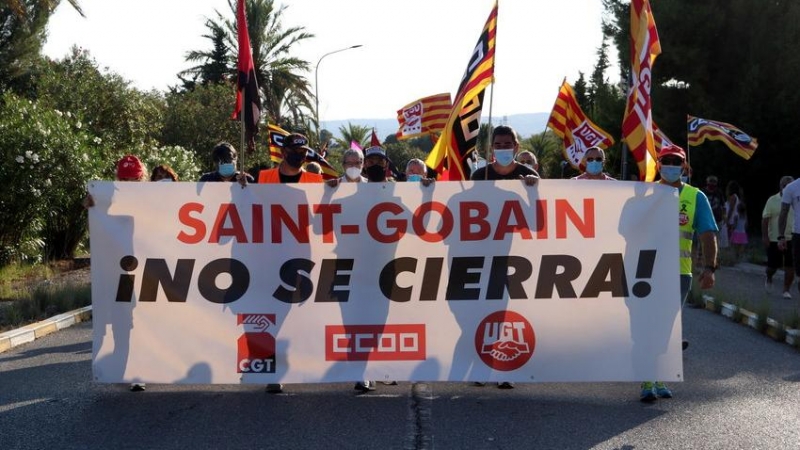 Capçlaera d'una manifestació dels treballadors de la fàbrica de Saint-Gobain de l'Arboç en la mobilització per denunciar el tancament de la divisió Glass.