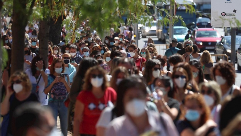 Cientos de profesores y personal que trabaja en los centros de educación esperan para realizarse el test de anticuerpos de la covid-19. EFE/Rodrigo Jiménez4tfr