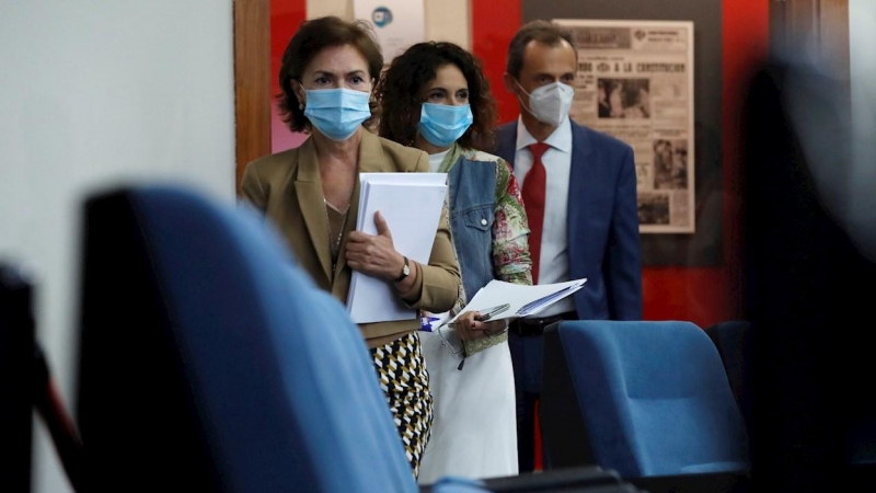 07/09/2020.- La vicepresidenta primera, Carmen Calvo (i), la ministra portavoz y ministra de Hacienda, María Jesús Montero (c), y el ministro de Ciencia e Innovación, Pedro Duque (d), a su llegada a la rueda de prensa tras la reunión este martes del Conse