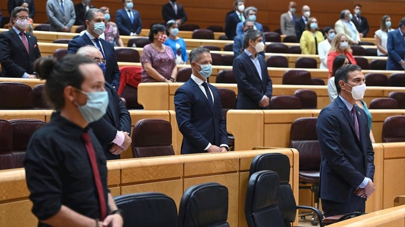El presidente del Gobierno, Pedro Sánchez (d), y el vicepresidente segundo, Pablo Iglesias (d), durante el minuto de silencio guardado antes de la comparecencia de Sánchez en el Senado. /EFE