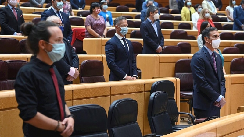 El presidente del Gobierno, Pedro Sánchez (d), y el vicepresidente segundo, Pablo Iglesias (d), durante el minuto de silencio guardado antes de la comparecencia de Sánchez en el Senado. /EFE