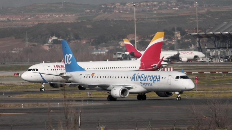 Un avión de Iberia y otro de Air Europa en las pistas del Aeropuerto de Barajas. E.P./Eduardo Parra