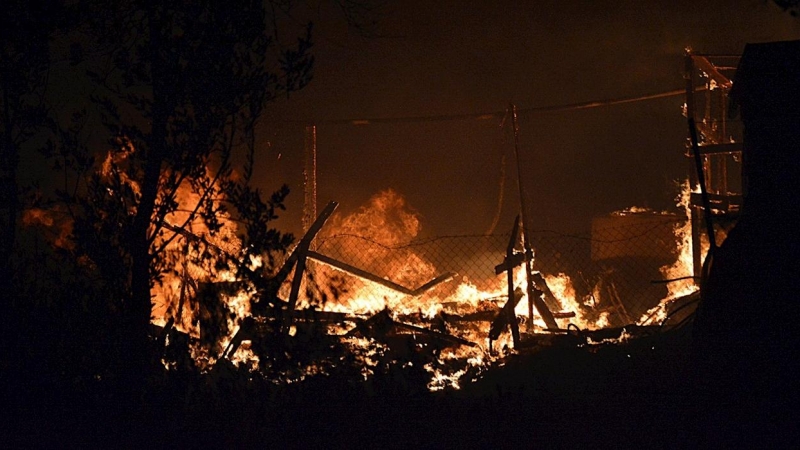 Las llamas han arrasado con prácticamente todo el campamento. - EFE