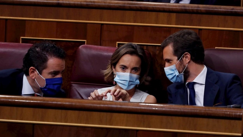 09/09/2020.- El líder del PP; Pablo Casado (d) conversa con su portavoz, Cuca Gamarra (c) y el secretario general del partido, Teodoro García Egea (i) durante la sesión de control al Gobierno en el Congreso este miércoles en donde se reclamará una vez más