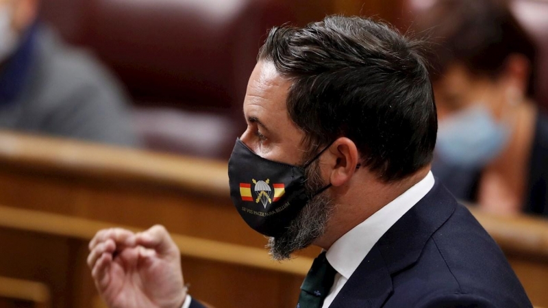 El líder de Vox, Santiago Abascal, con una mascarilla en la que se puede leer 'si vis pacem para bellum' (Si quieres paz prepárate para la guerra) durante la sesión de control al Gobierno en el Congreso. - EFE