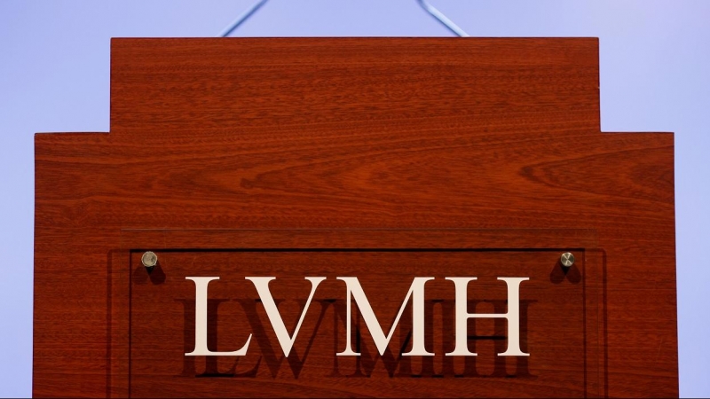 El logo de LVMH en un atril en la presentacion de los resultados de 2019 del grupo francés de lujo, en París. REUTERS/Christian Hartmann