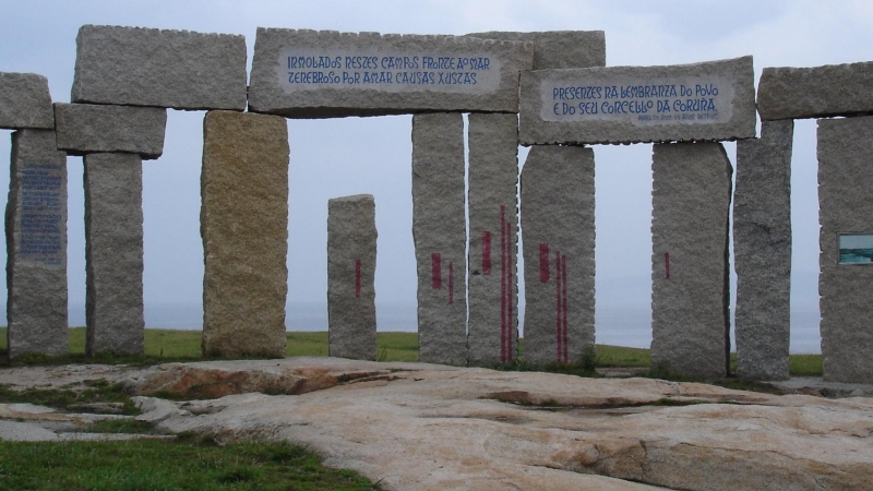 Monumento diseñado por Isaac Díaz Pardo en homenaje a los fusilados en el Campo da Rata. / C.R.F.