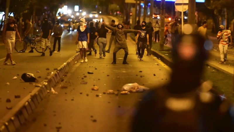 Manifestantes se enfrentan a miembros del Escuadrón Móvil Antidisturbios (ESMAD) de la policía durante una protesta contra el abuso policial en Cali (Colombia). EFE/ Ernesto Guzmán Jr