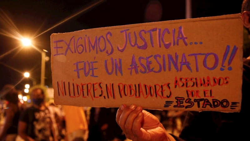 Una mujer muestra un cartel de protesta durante una manifestación contra el abuso policial en Cali (Colombia). EFE/ Ernesto Guzmán Jr