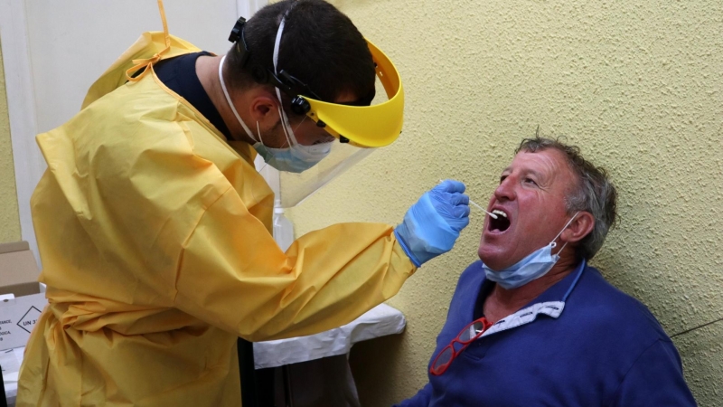 Un sanitari fent una prova PCR a Puigcerdà. ACN