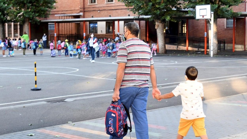 Un padre acompaña a su hijo a un centro escolar de la capital leonesa este miércoles. EFE/J.Casares