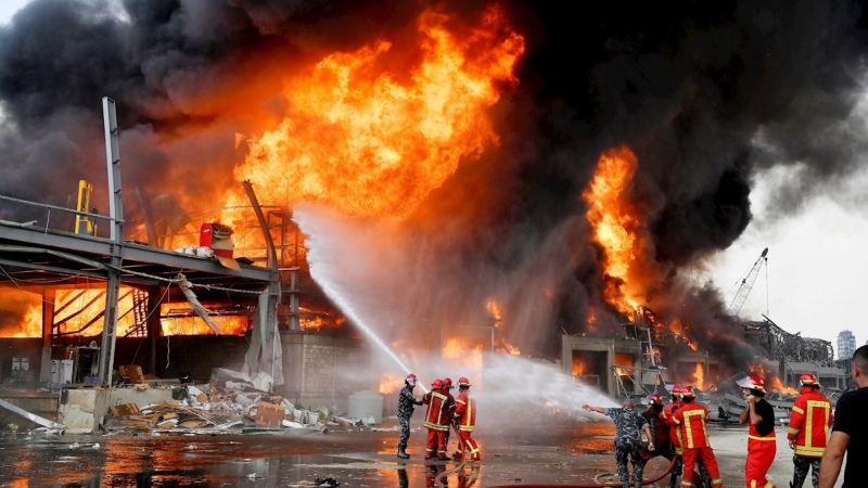 Los bomberos tratan de apagar las llamas del nuevo incendio en el puerto de Beirut. - EFE