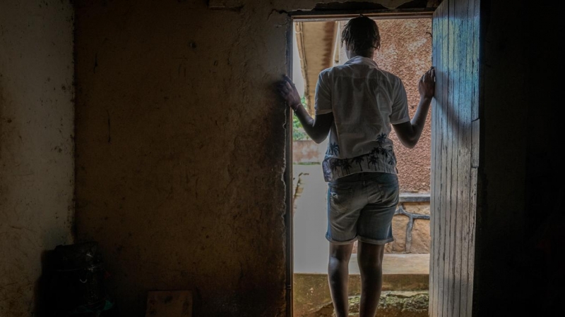 Bella Perrez posa en la puerta de su casa en Kampala. - PABLO MORAGA