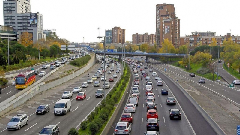 Imagen de archivo de un atasco en una carretera de la Comunidad de Madrid. EFE