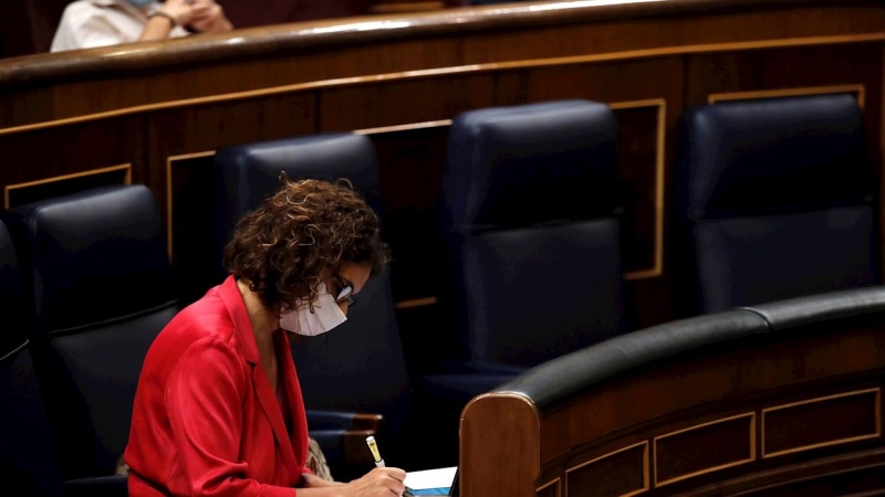 La ministra de Hacienda y portavoz del Gobierno, María Jesús Montero, durante el pleno del Congreso celebrado este jueves. /EFE