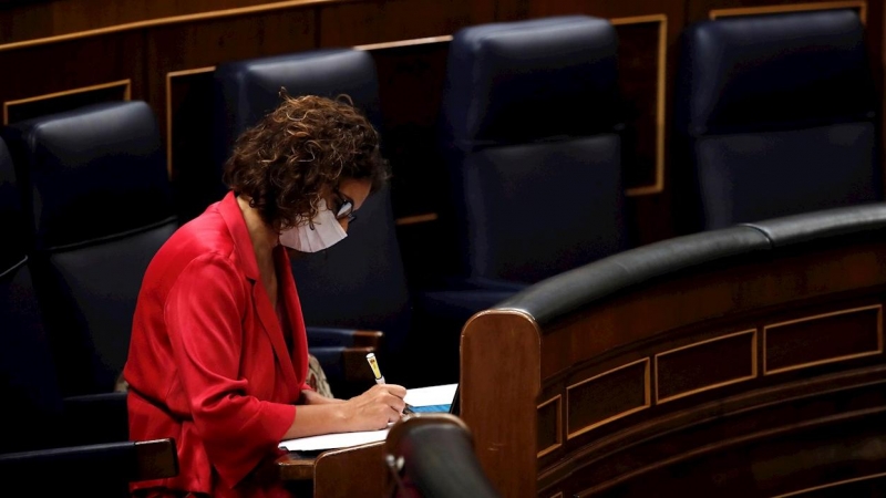 La ministra de Hacienda y portavoz del Gobierno, María Jesús Montero, durante el pleno del Congreso celebrado este jueves. /EFE