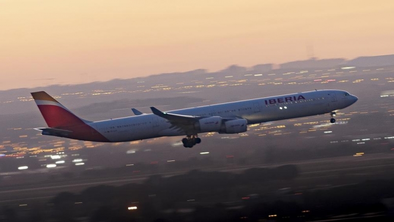 Un avión de la compañía Iberia, sobrevuela el aeropuero Adolfo Suarez-Madrid Barajas. E.P.