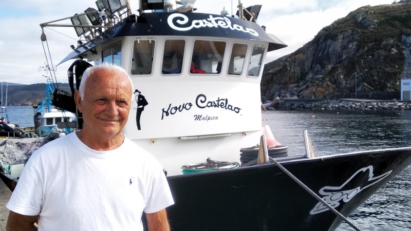 Xosé Barizo Chouciño y su barco, el Novo Castelao, en el puerto de Malpica. / HENRIQUE MARIÑO